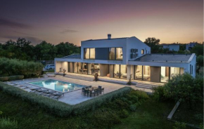 4 Bedroom Stunning Home In Rakalj